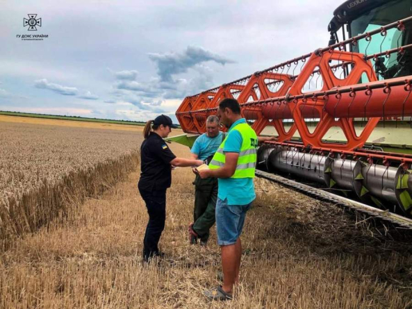 На Уманщині рятувальники контролюють збір врожаю зернових