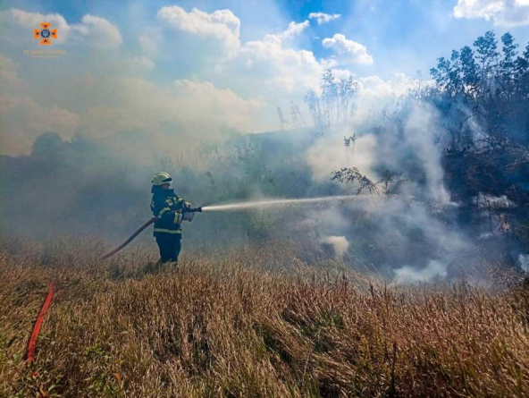 На вихідних рятувальники ліквідували 6 пожеж на відкритій території