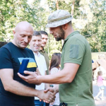 Хрест за волонтерство «Україна понад усе» отримав від захисників Анатолій Бондаренко