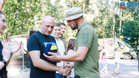 Хрест за волонтерство «Україна понад усе» отримав від захисників Анатолій Бондаренко