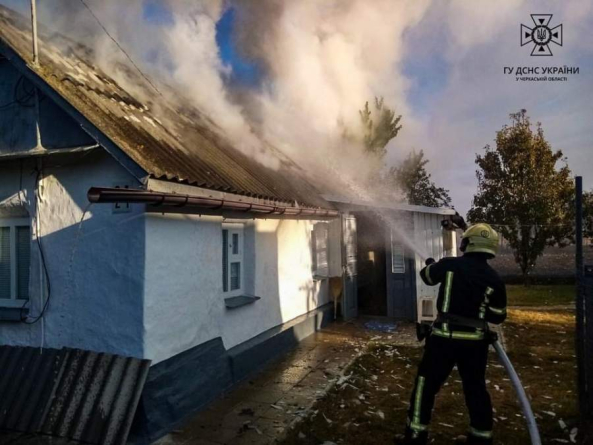 У Звенигородському районі під час пожежі господар отримав опіки