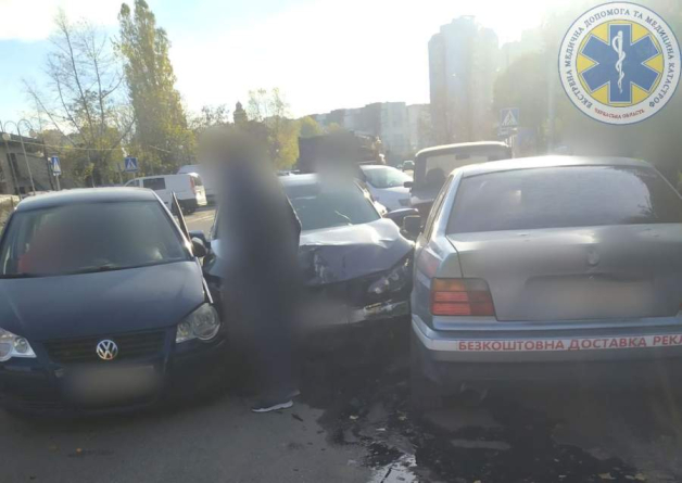 У Черкасах зіштовхнулися три автівки: постраждалих доправили до лікарні