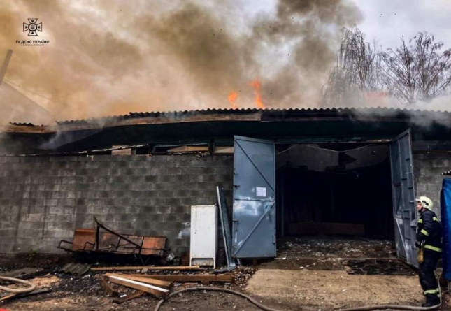 На Звенигородщині рятувальники ліквідували пожежу в господарчій споруді