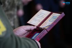 До Дня Соборності у Черкасах родинам загиблих військових вручили посмертні нагороди