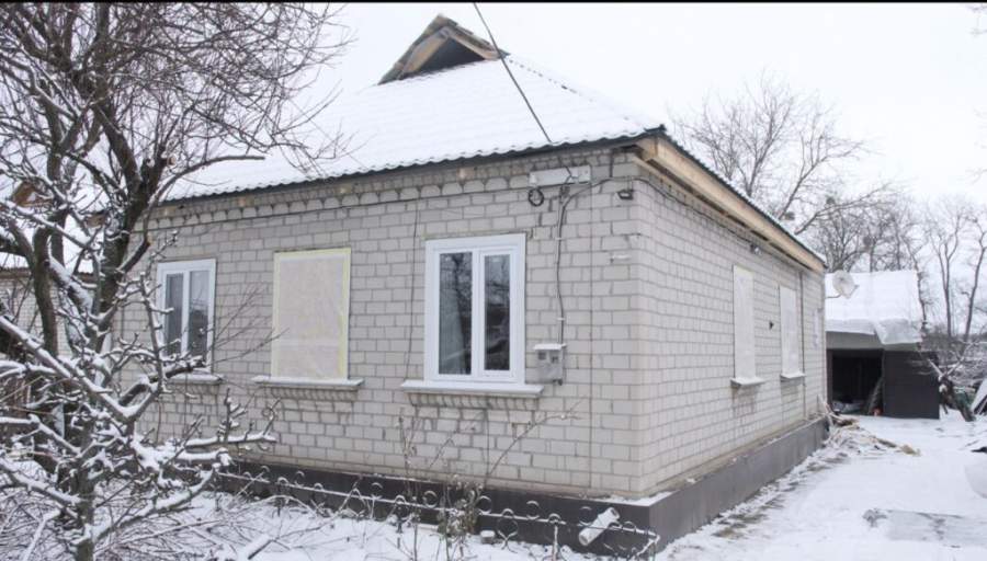 У Смілі розпочали встановлювати вікна у будинках, куди наприкінці грудня поцілила російська ракета