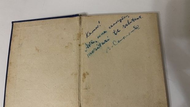 На аукціоні продали єдину прижиттєву книгу Василя Симоненка з його автографом