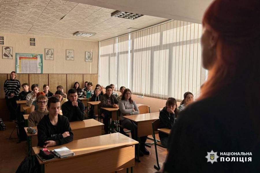 Скажи “Ні” наркотикам: черкаські правоохоронці провели лекцію для старшокласників