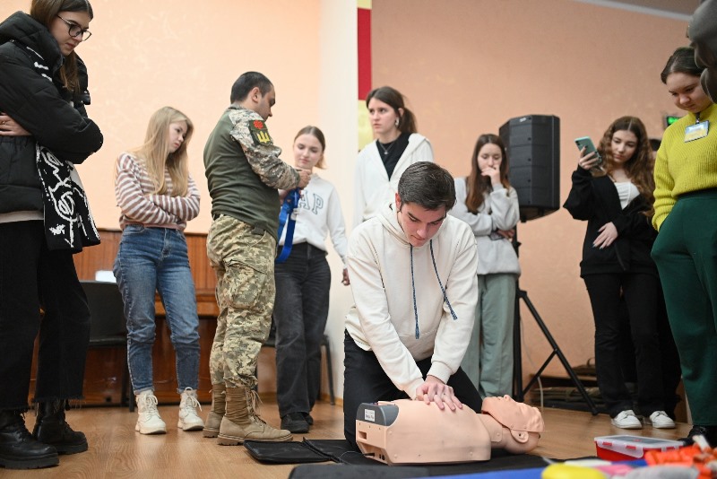 Для черкаських школярів проводять заняття з тактичної, цивільної медицини та військової справи