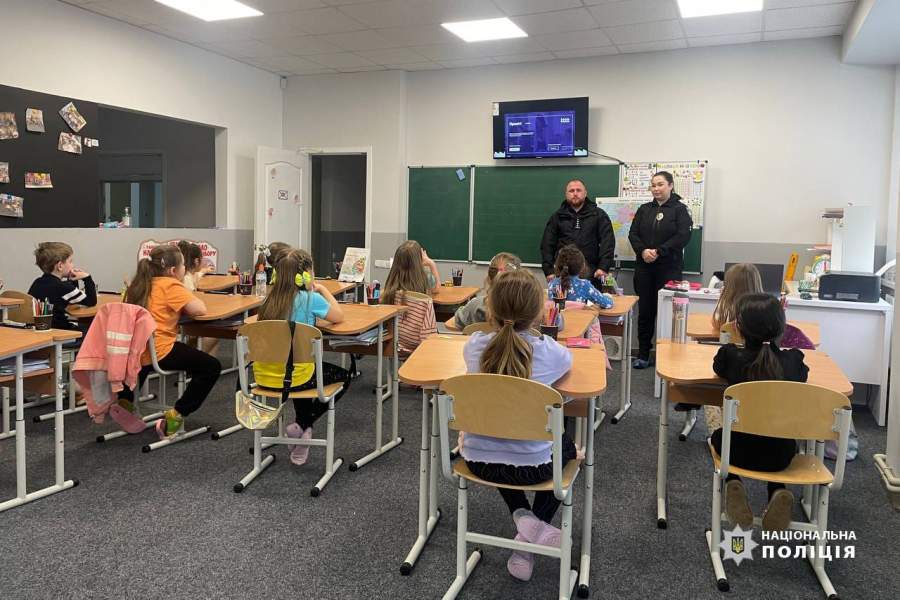 Ювенальні поліцейські проводять бесіди у школах Черкащини щодо протидії булінгу