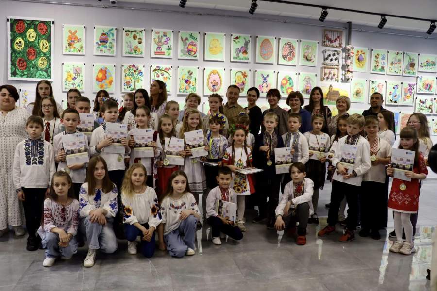 У черкаському ЦНАПі оновили виставку дитячих малюнків до Великодня