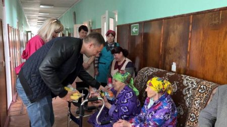 У Жашкові партійці привітали людей похилого віку із Великоднем