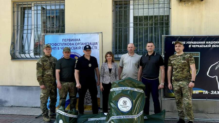 Черкаські партійці передали каркасний намет спецпідрозділу поліції