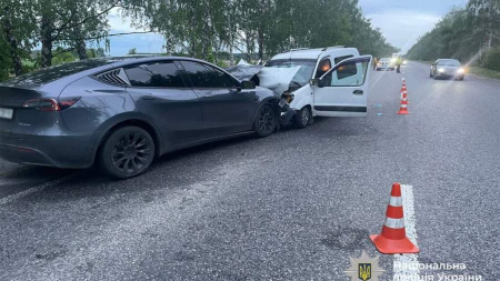 На Черкащині водійка «Tesla» виїхала на зустрічну смугу й спричинила ДТП
