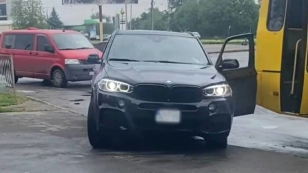 В Умані п’яний чоловік на BMW врізався в автобус
