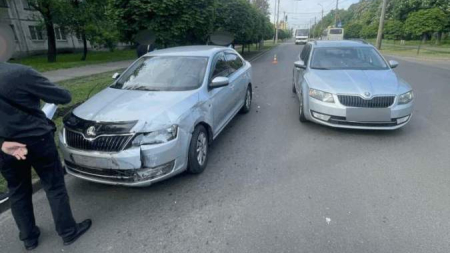 У Черкасах водій виїжджав з двору і скоїв потрійну ДТП