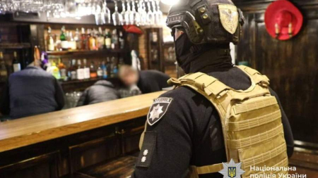 Поліція Черкас розшукала чоловіка, який вдарив двох дівчат у пабі