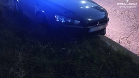 У Черкасах “Mitsubishi” заїхав на бордюр, а потім з автівки втекли троє людей