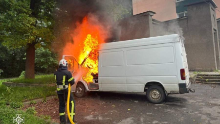 В Умані горів мікроавтобус