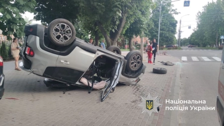 Два авто у Черкасах не поділили дорогу: одна з машин перекинулася (ФОТО)