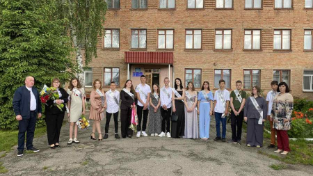 Партійці Монастирищенської міської “Батьківщини” привітали вихованців місцевого ліцею зі святом