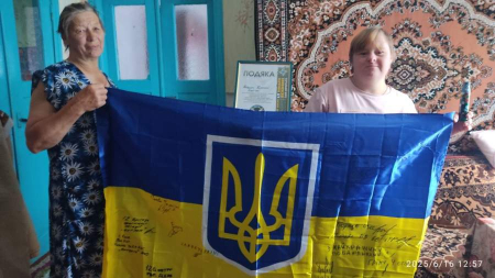 Волонтерку з Лисянщини бійці нагородили бойовим прапором
