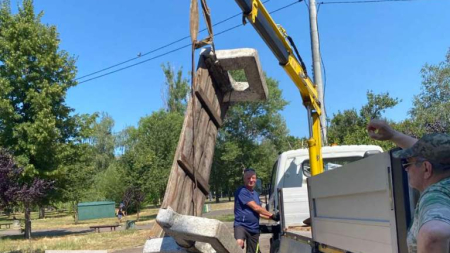У Черкасах вандали скинули лавку у водойму