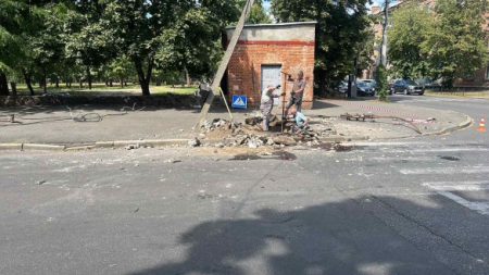 У Черкасах швидко відновили електроопору після ДТП, рух на перехресті відновлено