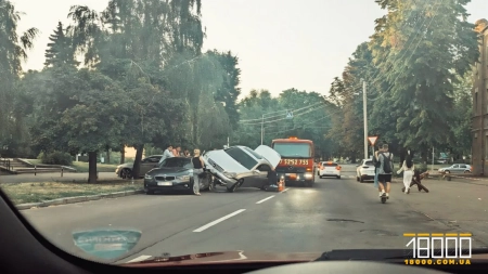 У Черкасах Мерседес виїхав колесом на дах припаркованого BMW – фото (Виправлено)
