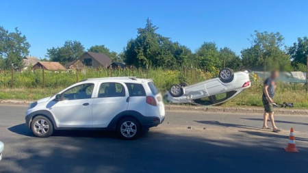 ДТП у Смілі: після удару LADA перекинулася на дорозі (ФОТО)