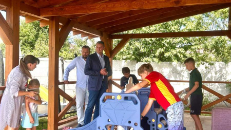 Секретар Черкаської міської ради Юрій Тренкін передав ігровий майданчик для будинку сімейного типу