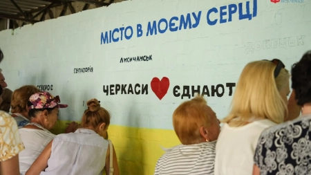 У територіальному центрі Черкас розписали стіну Єдності (ФОТО)